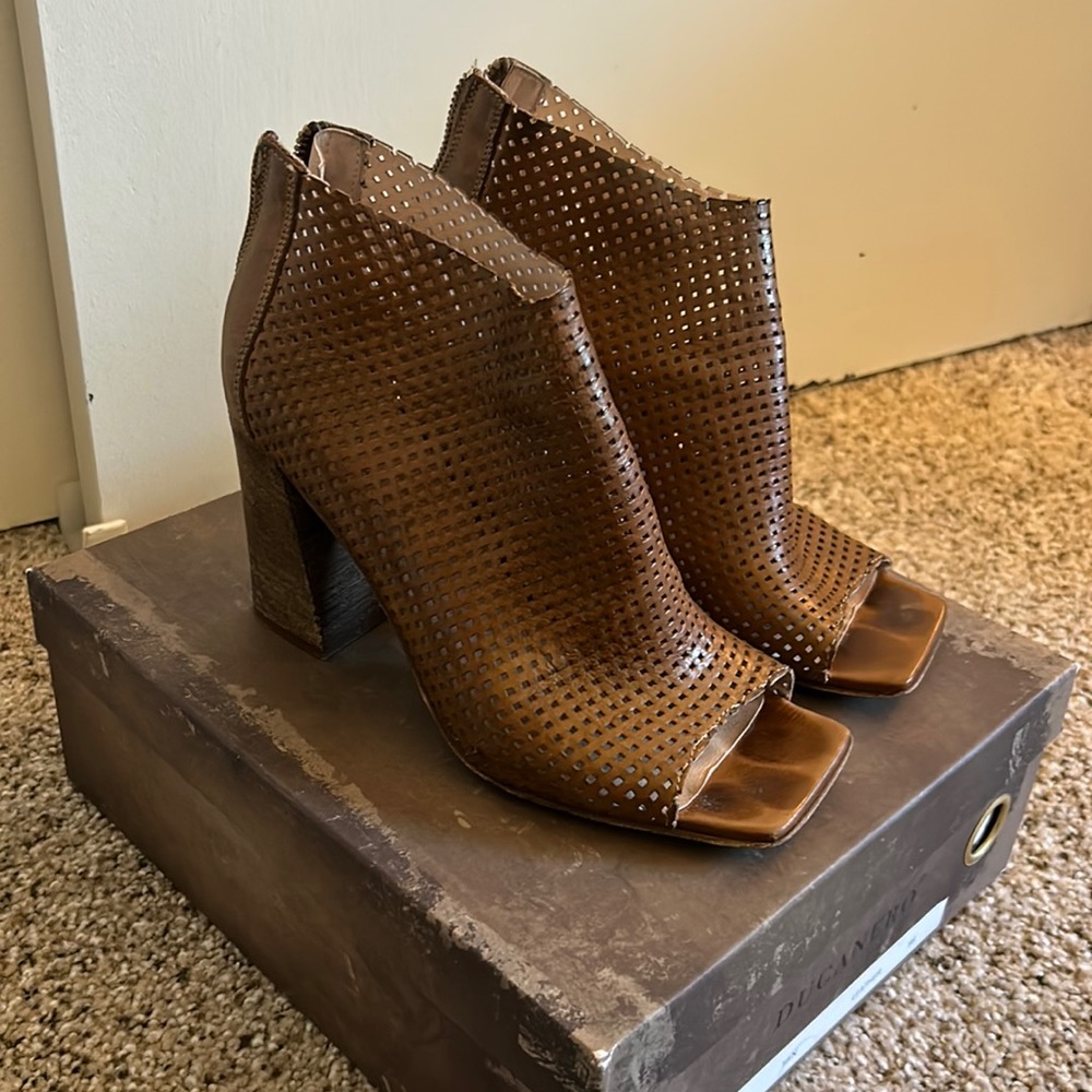 Ducanero tan ankle boot. Open toe